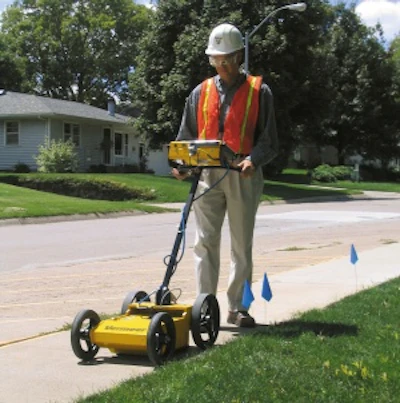 Vermeer's GPR features a control unit and a 400-MHz antenna situated on a small, four-wheel cart.