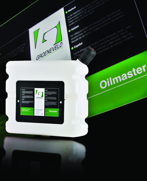 Measures oil level in the sump following a fixed protocol when motor is standing still and automatically adds correct amount of oil