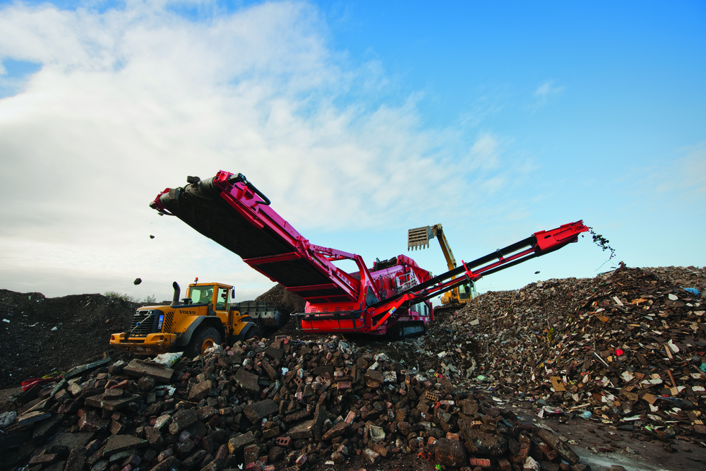 Because the QE440 can produce up to 992 stph, conveyors are wider and positioned higher to create larger stockpiles.