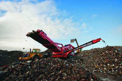 Because the QE440 can produce up to 992 stph, conveyors are wider and positioned higher to create larger stockpiles.