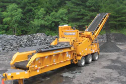 To maximize grinder performance, inspect the conveyor belt tracking and infeed chains daily prior to use. Also inspect teeth and replace as needed.