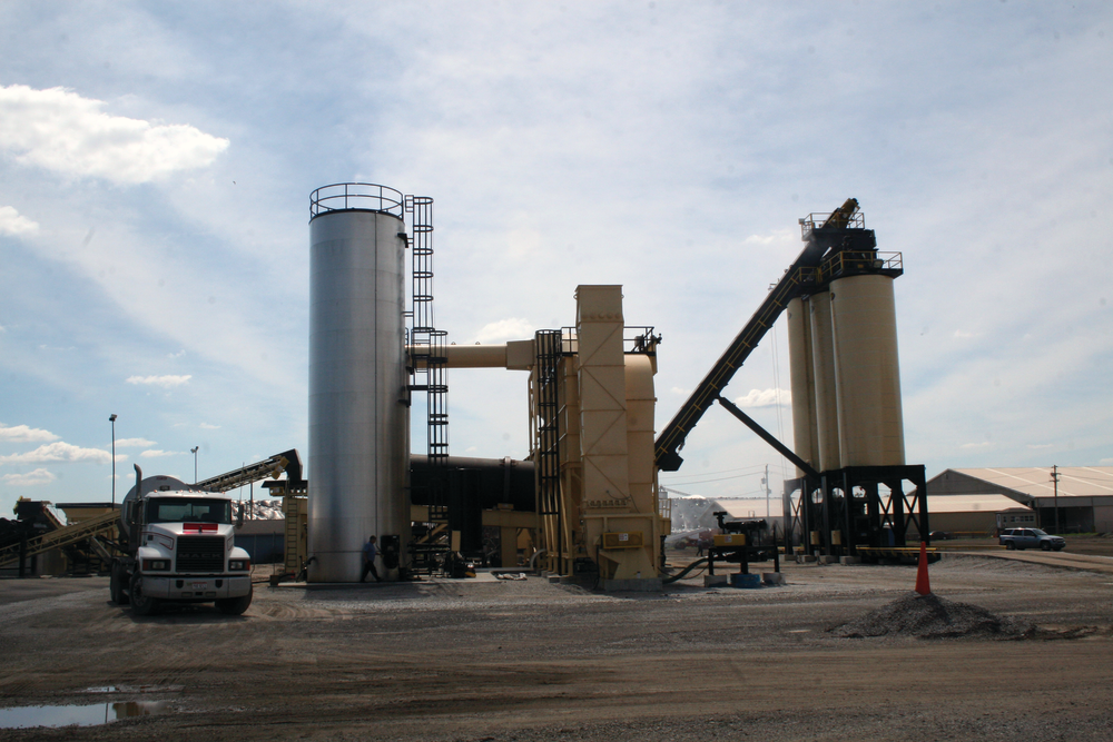 The plant chosen for the Grand River site was a dual-drum MileMaker 350 with three 200-ton silos, a pair of vertically mounted AC tanks and a 60,000-cfm baghouse.