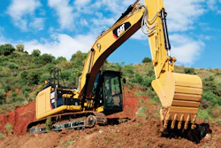 The Caterpillar 320 Heavy uses a heavy counterweight to offer similar lifting capacity to a 324 size machine.
