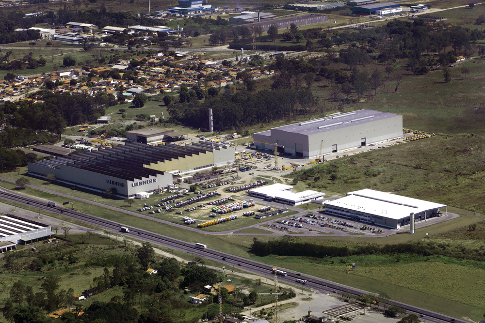 Liebherr Brasil GMO LTDA includes four divisions: Earthmoving Equipment, Mining, Maritime Cranes and Construction Cranes and Mixing Technology. To handle these varied engineering and manufacturing activities, the plant in Guaratingueta has a total production area exceeding 1,250,000 sq. ft.