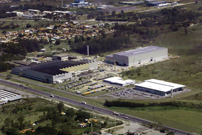 Liebherr Brasil GMO LTDA includes four divisions: Earthmoving Equipment, Mining, Maritime Cranes and Construction Cranes and Mixing Technology. To handle these varied engineering and manufacturing activities, the plant in Guaratingueta has a total production area exceeding 1,250,000 sq. ft.