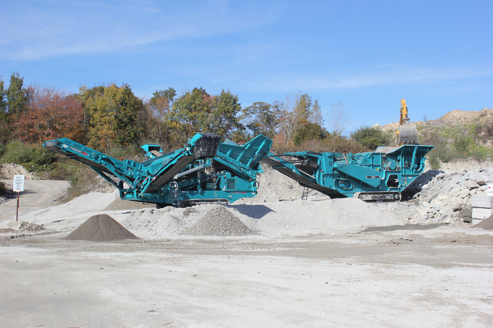 Powerscreen XH500 impact crusher feeding a Warrior 1400X screen in recycled concrete and asphalt application.