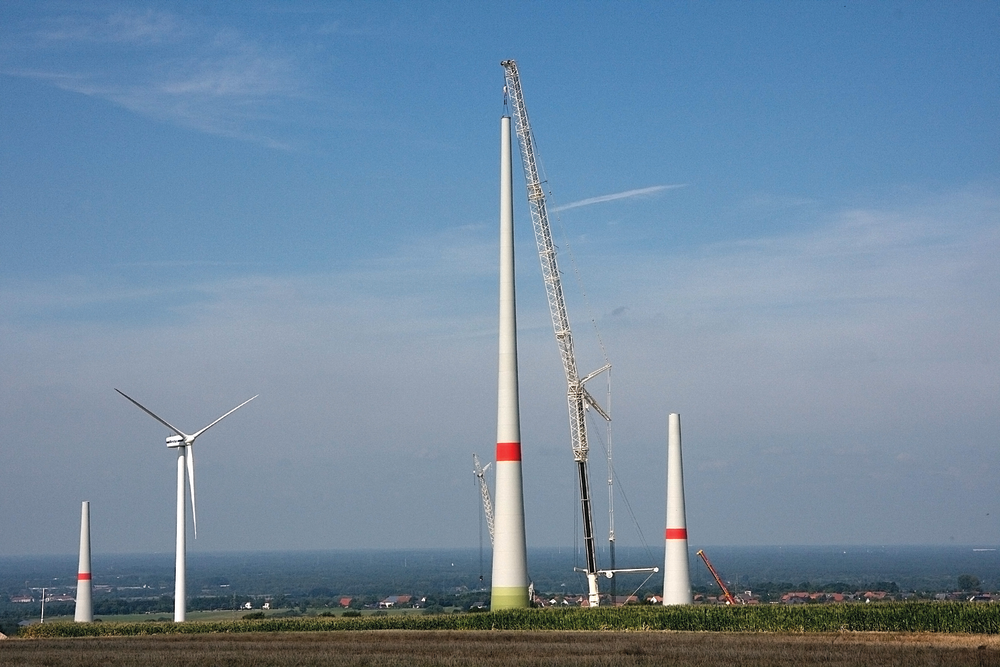 The Terex AC 1000 crane was set up with an SSL configuration, a 207-ton counterweight and a 177-ft.-long luffing fly jib on a 39-ft. variable extension (VA) for erecting five wind turbines in Germany.