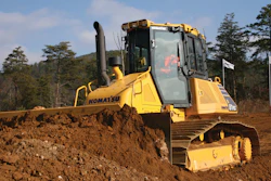 The D61i-23 with automatic blade control monitors blade load and adjusts blade elevation to minimize track slip.