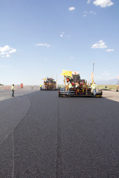 The specifications at Salt Lake City International Airport required paving to an elevation. Granite Construction used echelon paving to minimize the number of cold joints.
