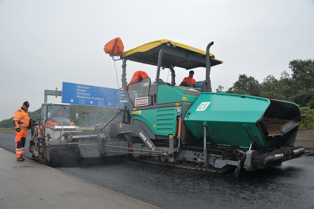 Precise timing: come 6 a.m., the base course was laid down on both left-hand lanes in a segment covering 3,875 square meters in the direct vicinity of Frankfurt Airport. Work on laying the binder course had already commenced at midday.