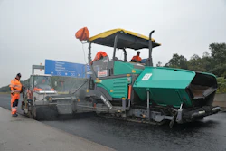 Precise timing: come 6 a.m., the base course was laid down on both left-hand lanes in a segment covering 3,875 square meters in the direct vicinity of Frankfurt Airport. Work on laying the binder course had already commenced at midday.