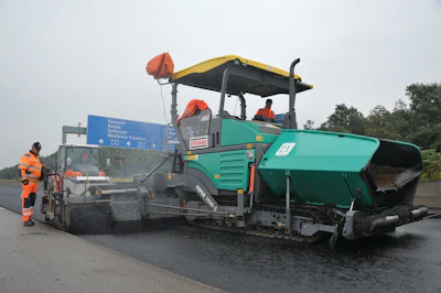 Precise timing: come 6 a.m., the base course was laid down on both left-hand lanes in a segment covering 3,875 square meters in the direct vicinity of Frankfurt Airport. Work on laying the binder course had already commenced at midday.
