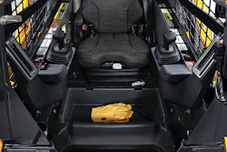 The John Deere E Series even features a courtesy light that stays on for up to 90 seconds after the skid steer is shut down, illuminating the way for easy exits.