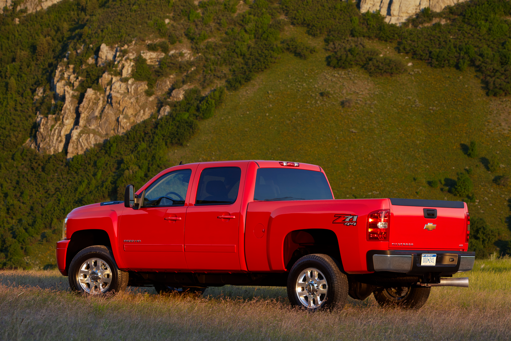 The 2014 Chevrolet Silverado HD won top honors in the heavy-duty pickup truck category of the J.D. Power 2014 U.S. Initial Quality Study, followed closely by the GMC Sierra HD.
