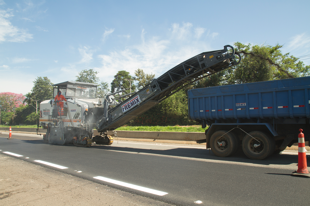 For super-fine milling, the W 200 removes just a few millimetres of the pavement, eliminates any unevenness in the roadway and restores its skid-resistance. Since the reclaimed asphalt pavement is loaded directly onto trucks, the roadway can be reopened to traffic as soon as the milling job is done.