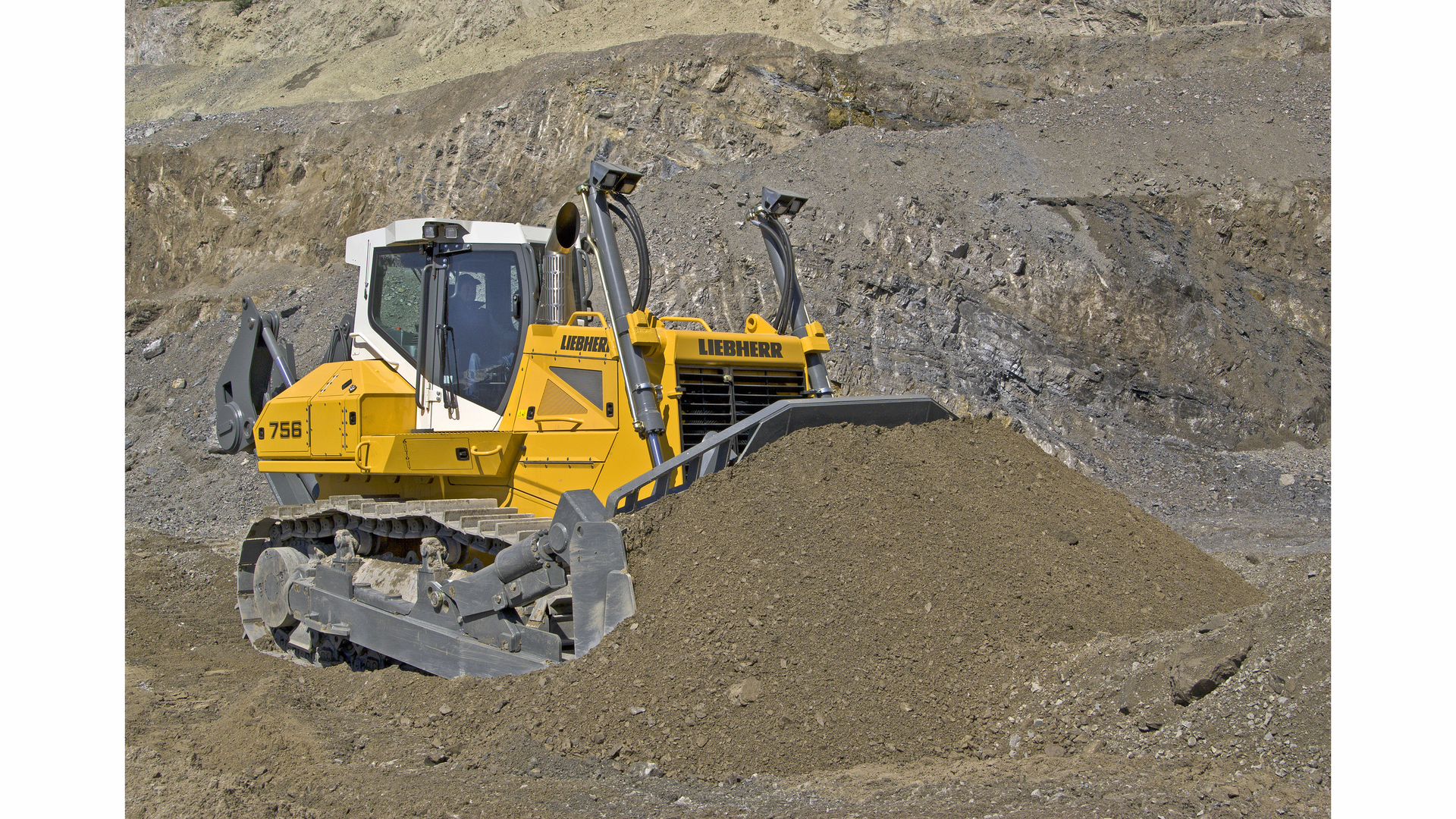 The new PR 746 and PR 756 crawler tractors feature an Eco mode system that automatically selects the appropriate setting to obtain maximum economy in light and less demanding applications without losing performance.