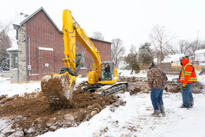 The 260SR has a 36-ft. 9-in. maximum digging height and 32-ft. 4-in. digging reach, with a short rear swing design that provides the ability to perform continuous dig, 180-degree swing and dump operations within a working space as small as 12 ft. 6 in.