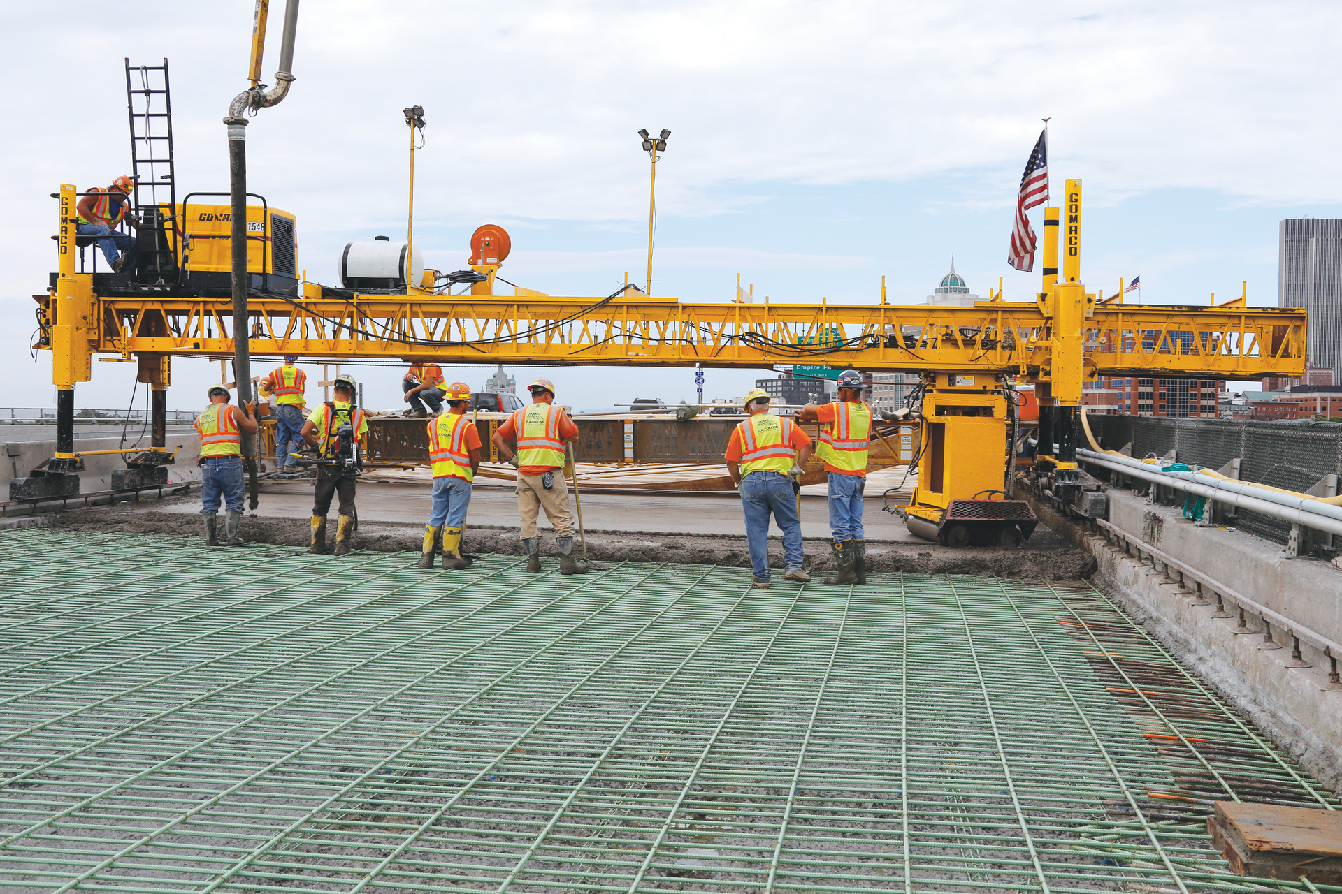 The C-450’s undercarriage is equipped with a 36-in. lowering kit, dual augers, 5-ft.-long externally-vibrating double cylinders and double float pans with a double burlap drag.