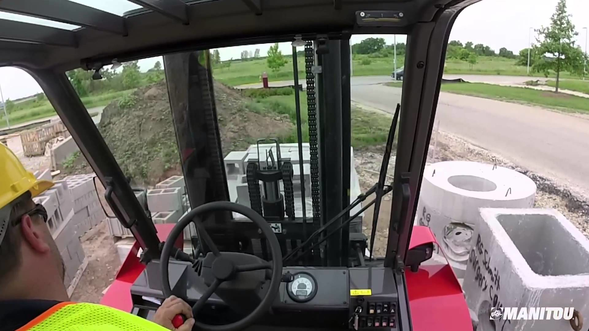 Video: Manitou M Series Rough-terrain Straight Mast Forklifts