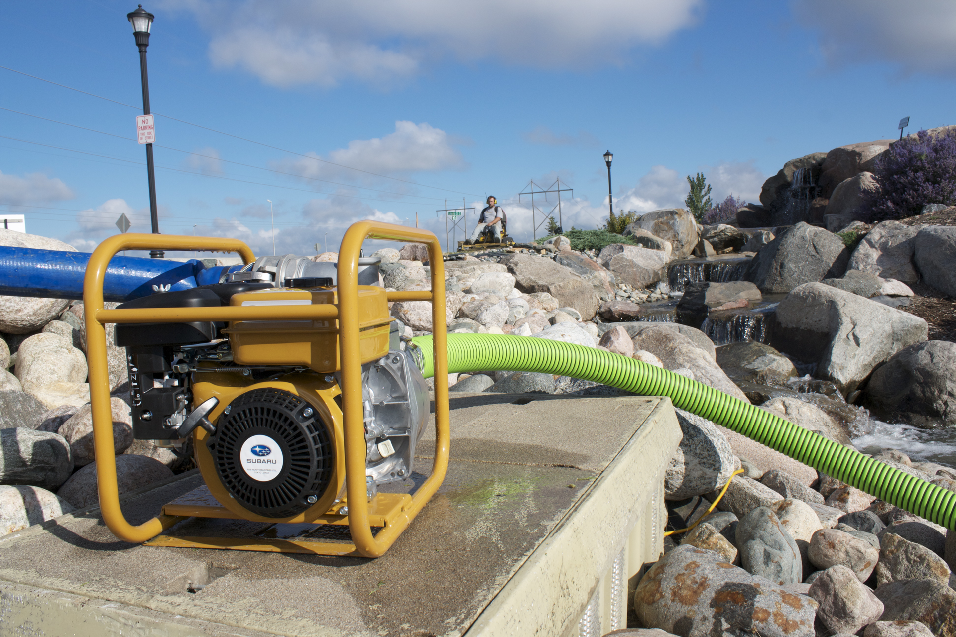 To ensure that lubricating fluids are distributed evenly throughout the pump, place it on level ground when in use.