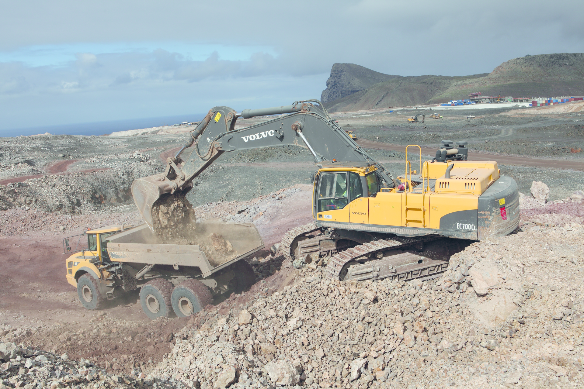 'Since that first Volvo grader arrived in 2012 we have delivered more than 100 extra construction machines including 65 Volvo units – EC700C crawler excavators, A40F-FS and A30E articulated haulers, EW140C wheeled excavators, DD24 and SD200DX compactors, EC380 and EC480 crawler excavators, an MC115C skid steer loader and, of course, the G940B motor graders,' said Basil Read’s Project Director Jimmy Johnston.