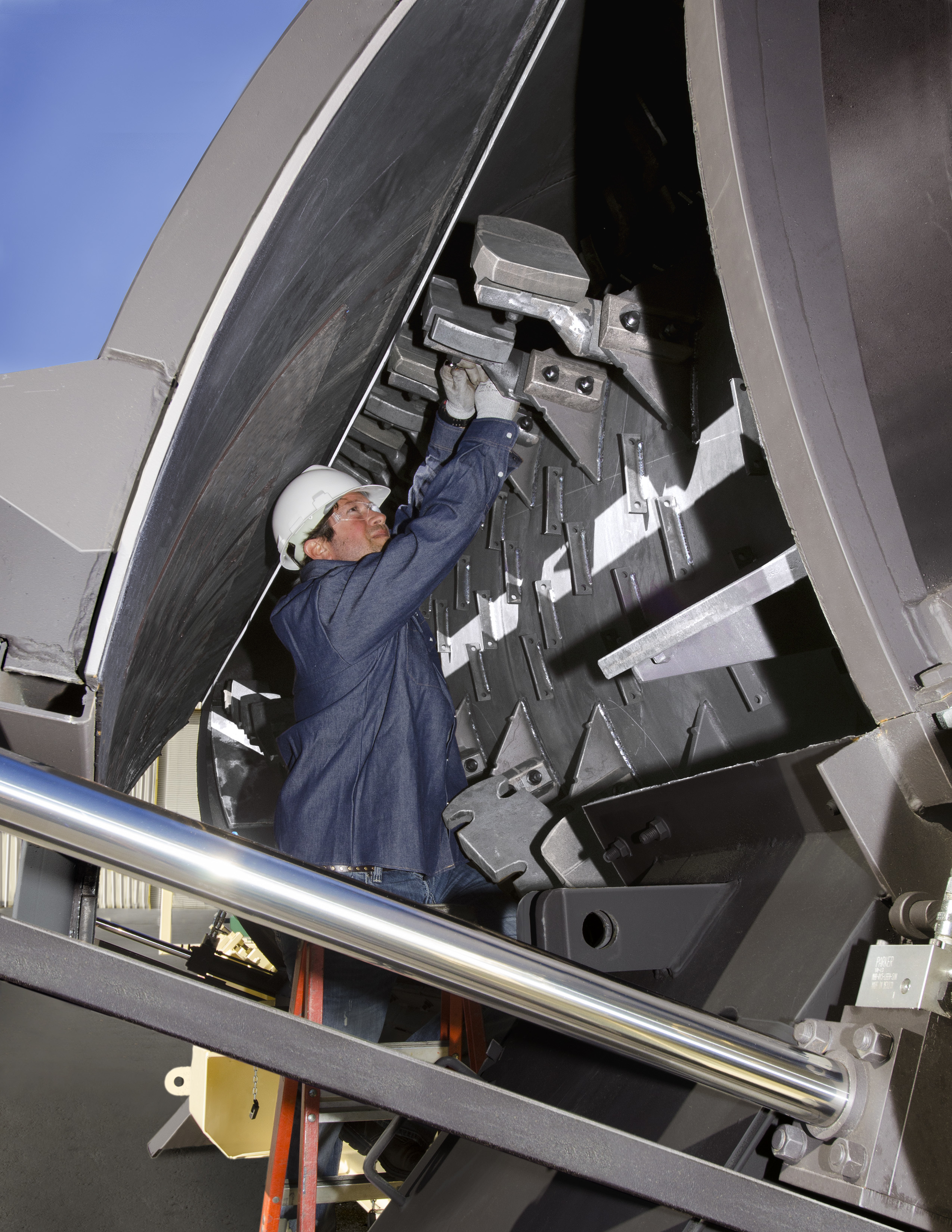Mixing tip wear needs to be evaluated periodically or when blending quality of the HMA appears inadequate. These mixing tips are reversible to allow increased service life. Drum buildup removal should be performed in conjunction with rotating mixing tips (paddles).