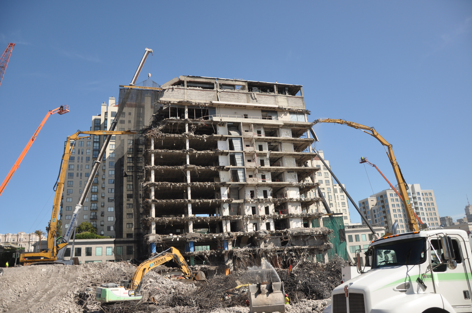 At the end of December, FERMA began the hard demolition of the office and hotel buildings, starting with the 12-story structure. The team carefully removed the top four floors of the structure with the CAT 385CL high reach. For the demolition of the remaining eight floors, the team used the Volvo EC460CL HR. On the street level, FERMA used a CAT 336EL with a Labounty MDP 50 second member processing to demolish the columns and concrete.
