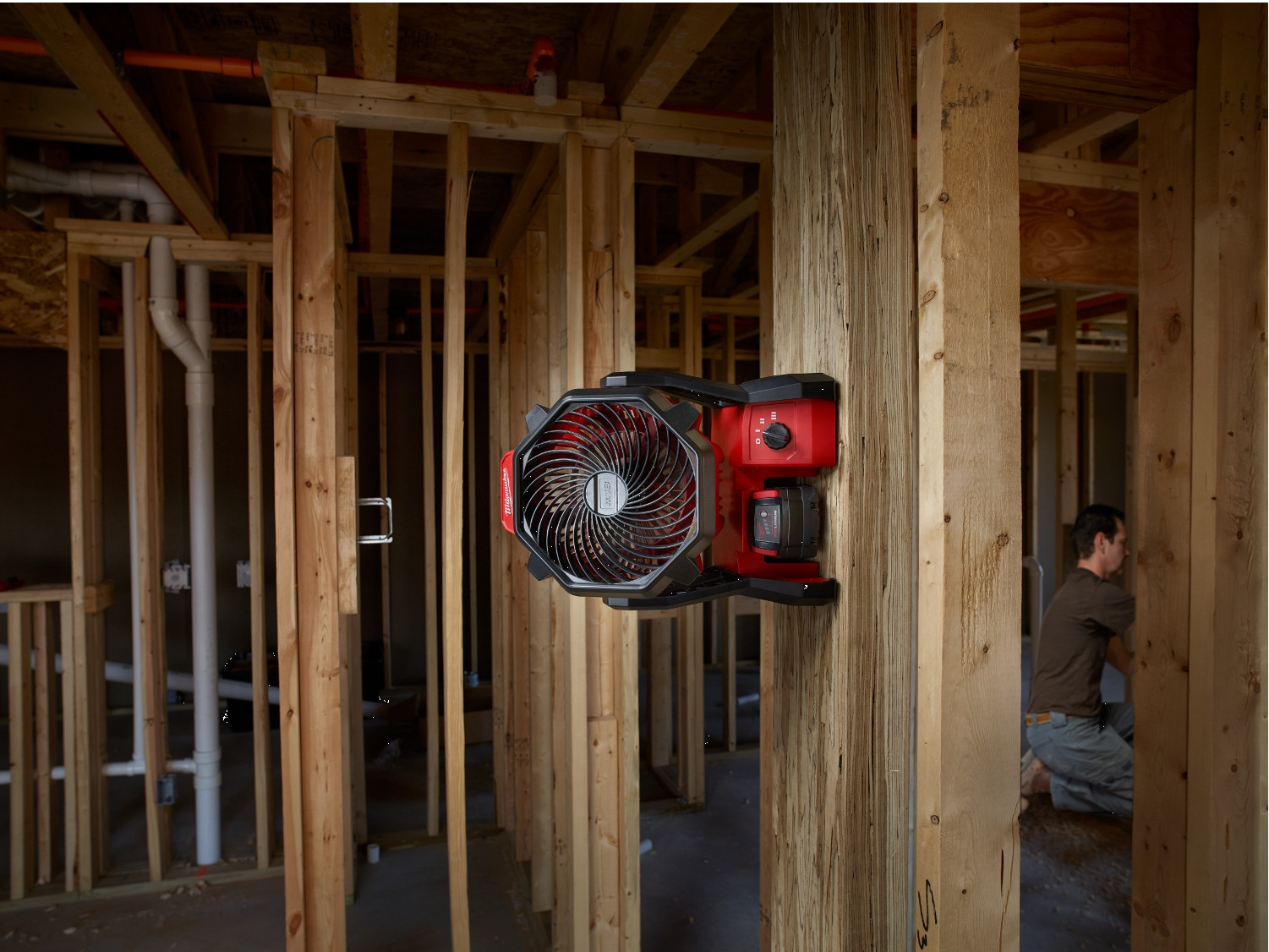 Milwaukee Tool M18 Jobsite Fan mounted 56ccea499395e