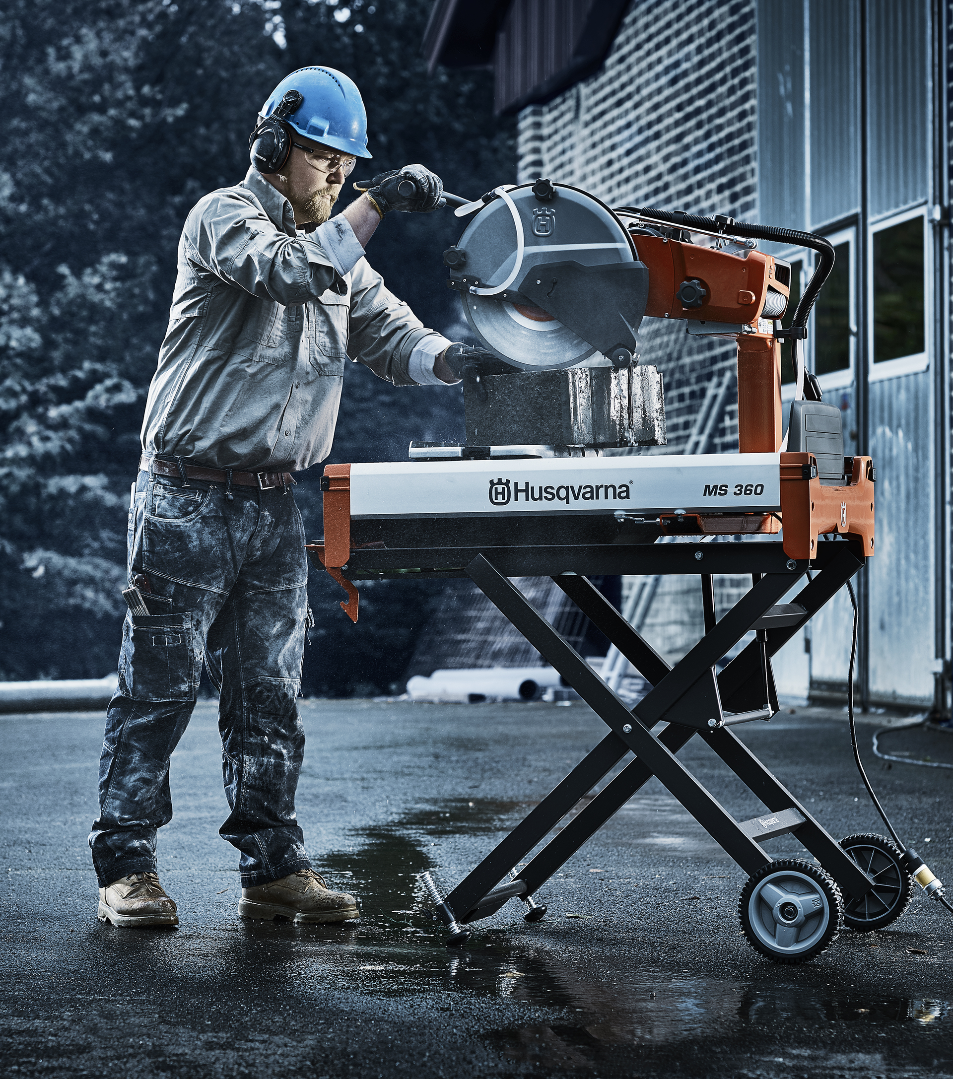 The recently introduced MS 360 masonry saw is also equipped with a water system. Its patented water containment system keeps water, slurry and debris controlled; resulting in a nearly dry block or brick for faster utilization.