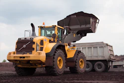 The Volvo L20G wheel loader utilizes its large bucket size, high lift capacity and rapid hydraulic reaction to optimize productivity and performance on-site.