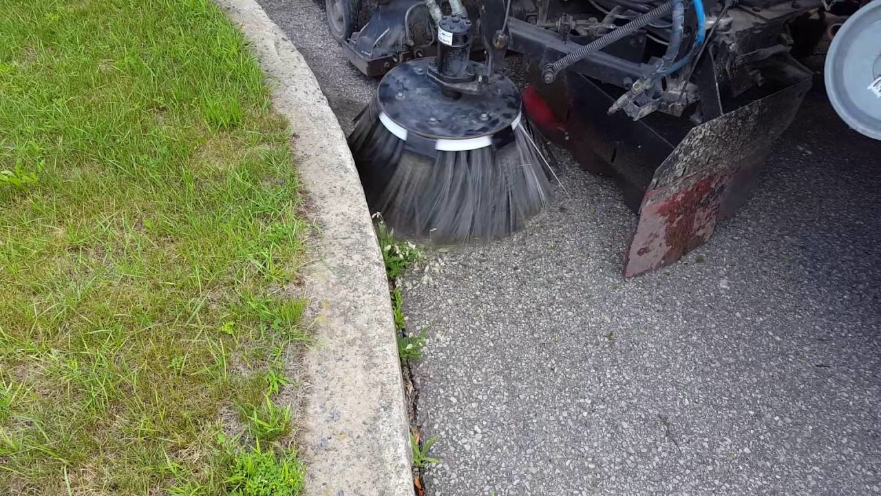 [VIDEO] How th Piranha Gutter Brush Exterminates Weeds