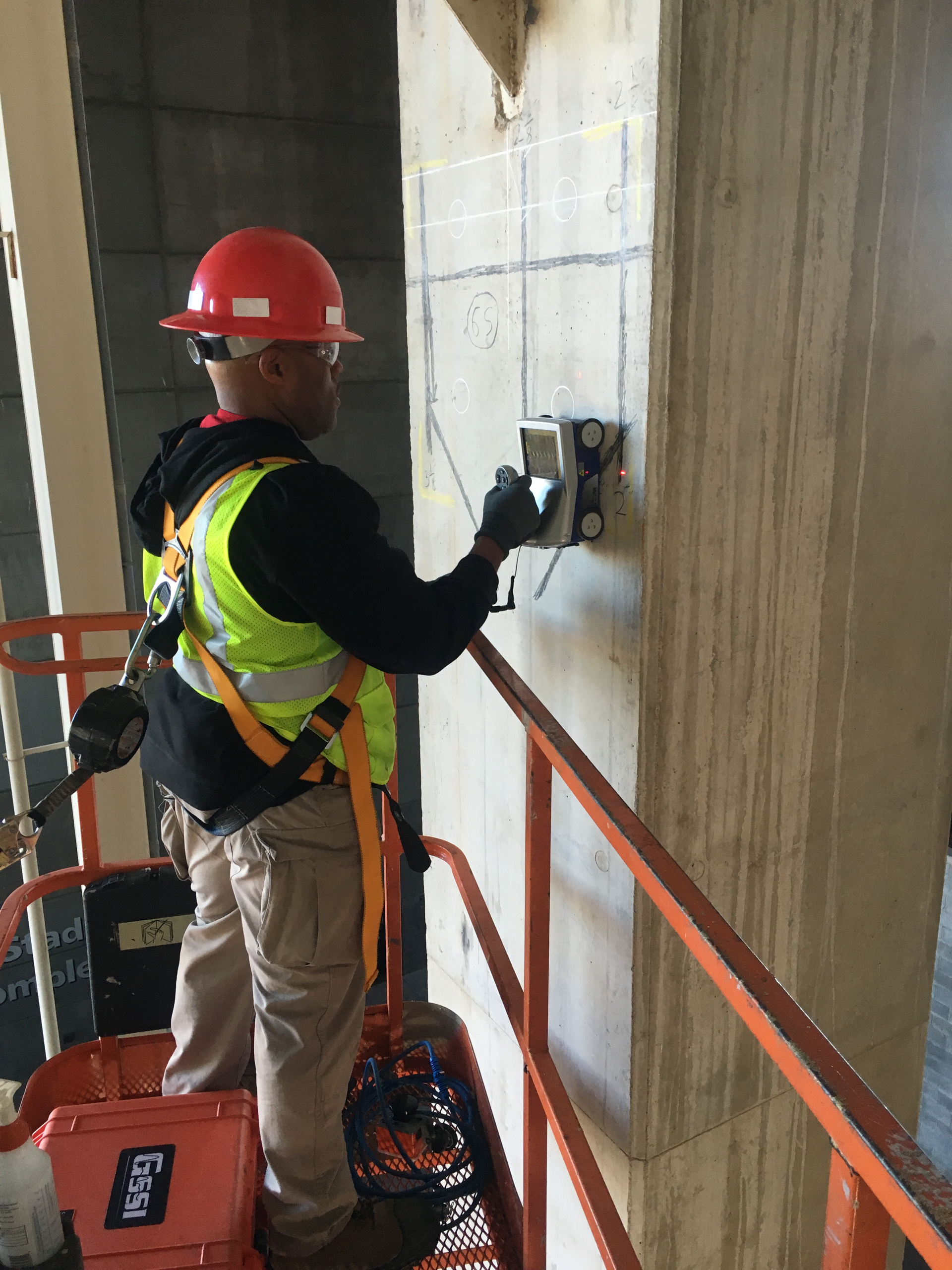 Scanning is conducted using a handheld device that combines a screen and antenna in one unit. The equipment is small and lightweight, which makes it easily maneuverable.