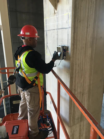 Scanning is conducted using a handheld device that combines a screen and antenna in one unit. The equipment is small and lightweight, which makes it easily maneuverable.