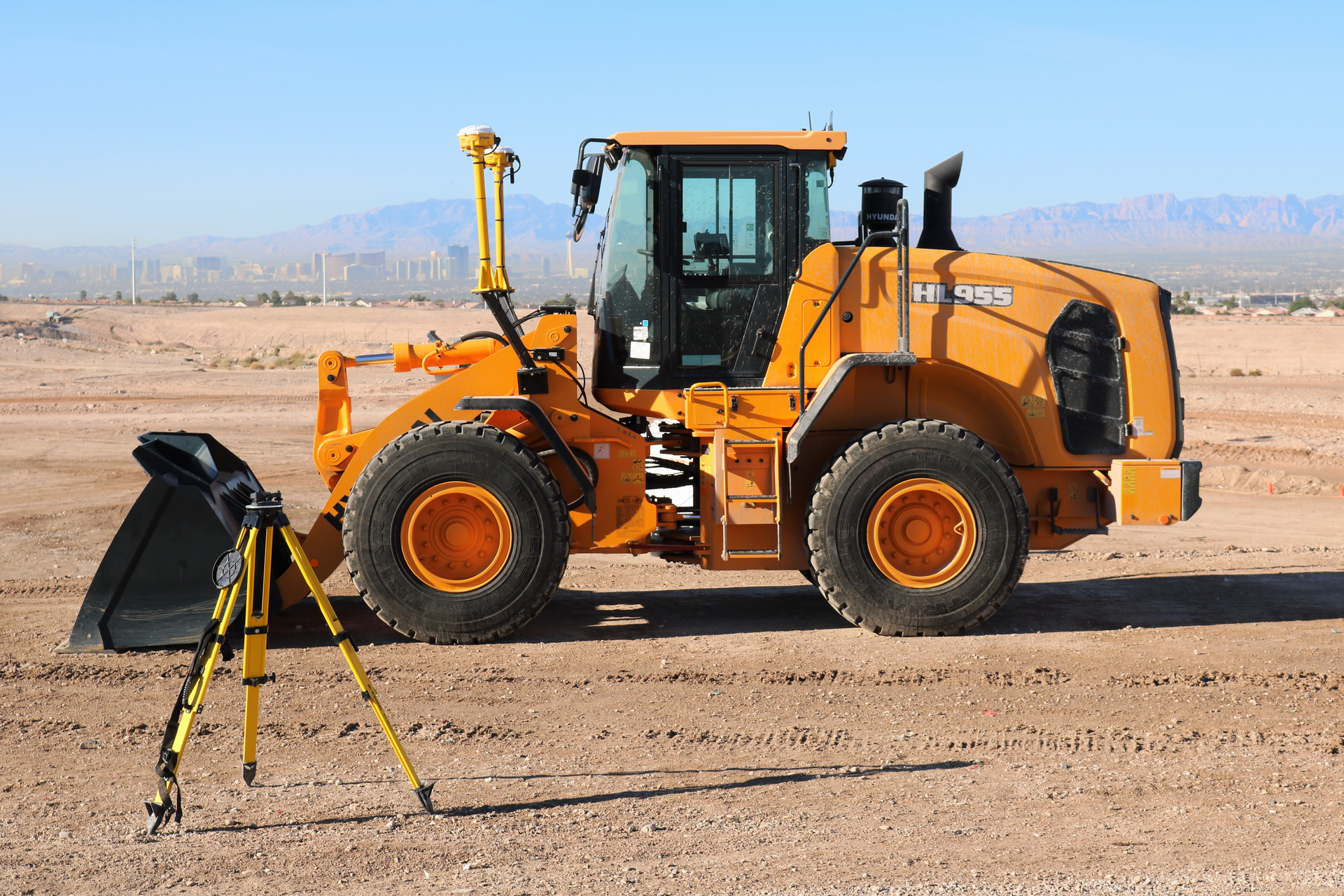 A Hyundai HL955 wheel loader demonstrated a dual GNSS GCS900 grade-control, machine-positioning system.
