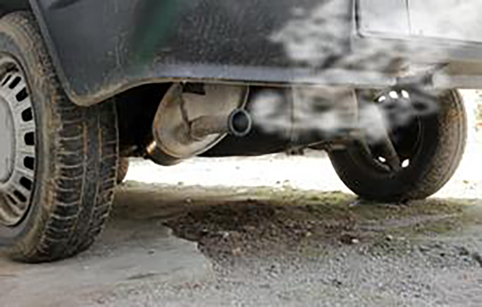 There is no way to properly measure the health of your engine oil through the exhaust gases. The only appropriate method for testing the oil would be through conventional oil analysis.