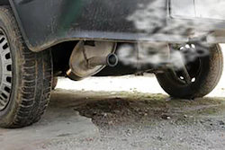There is no way to properly measure the health of your engine oil through the exhaust gases. The only appropriate method for testing the oil would be through conventional oil analysis.
