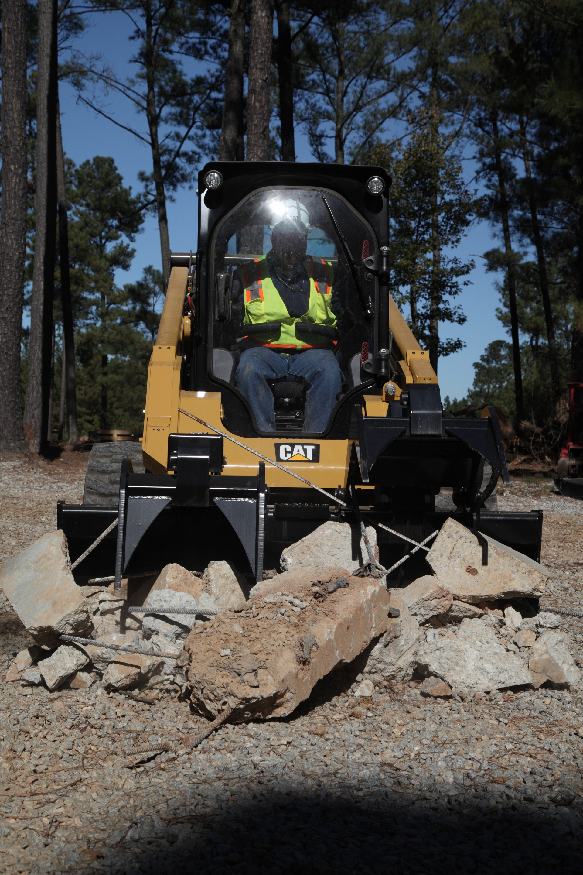 The one-piece enclosed cab design on all Cat D series models delivers a clean, quiet working environment that minimize fatigue and facilitates use of radios and other features.