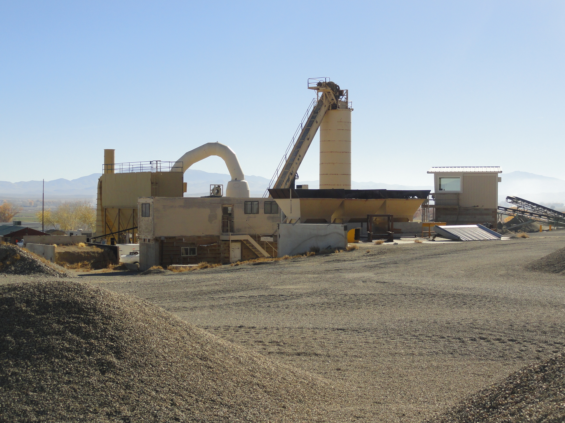 250 ton per hour Drum Plant operating in the vast Nevada desert. Dry aggregates are a plus.