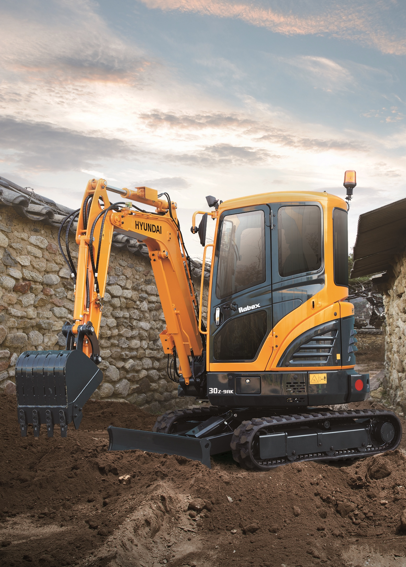Hyundai R30Z 9AK new at CONEXPO 2017 586ad6646968d
