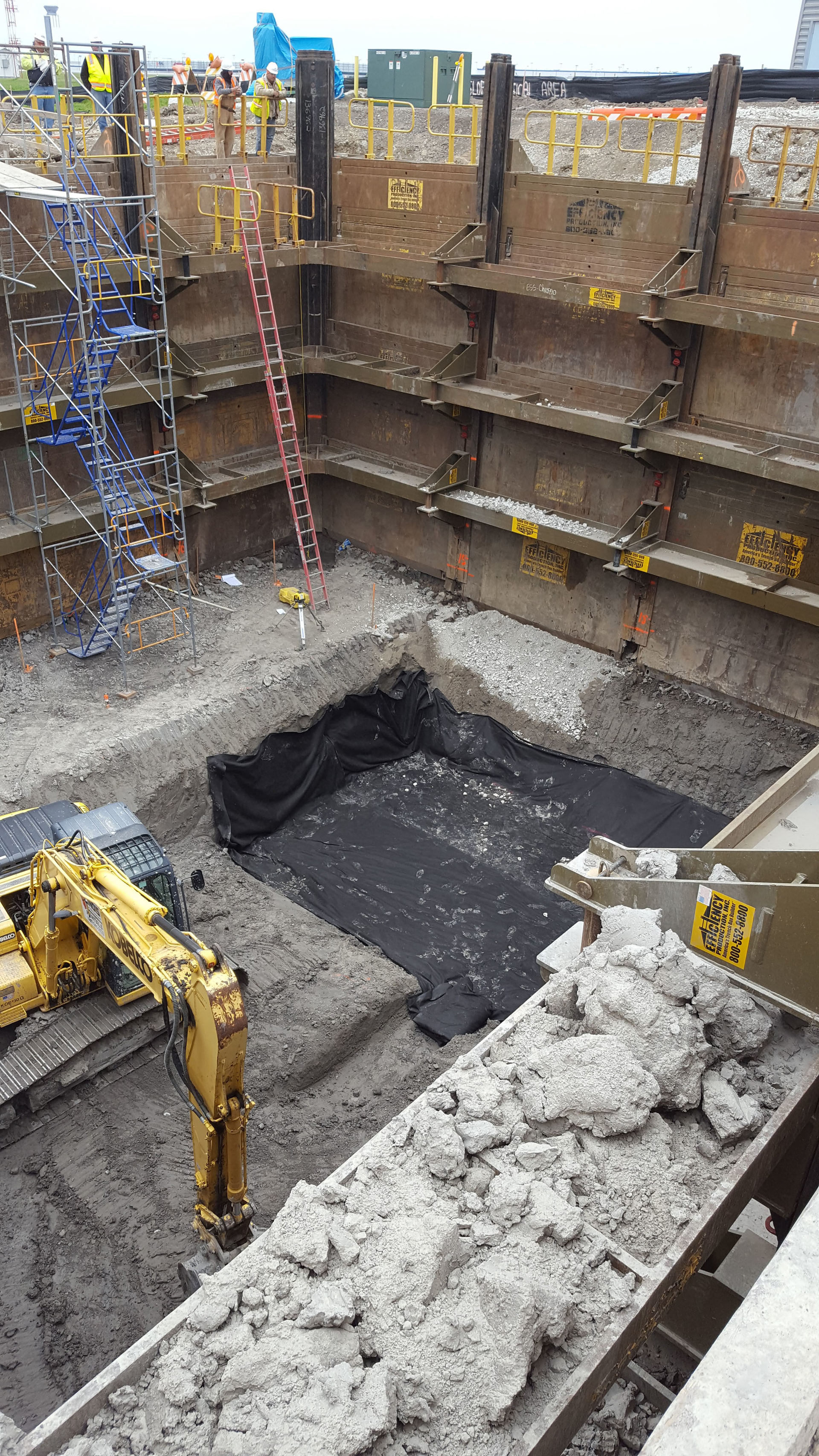 The height restrictions meant tight-sheeting could only be driven at night. Instead, Midwest REM chose an Efficiency Production manufactured Slide Rail System with integrated guard rail to shore the large excavation.