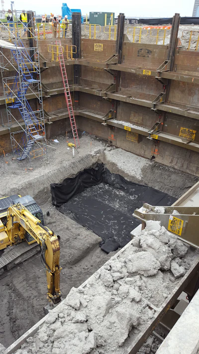 The height restrictions meant tight-sheeting could only be driven at night. Instead, Midwest REM chose an Efficiency Production manufactured Slide Rail System with integrated guard rail to shore the large excavation.
