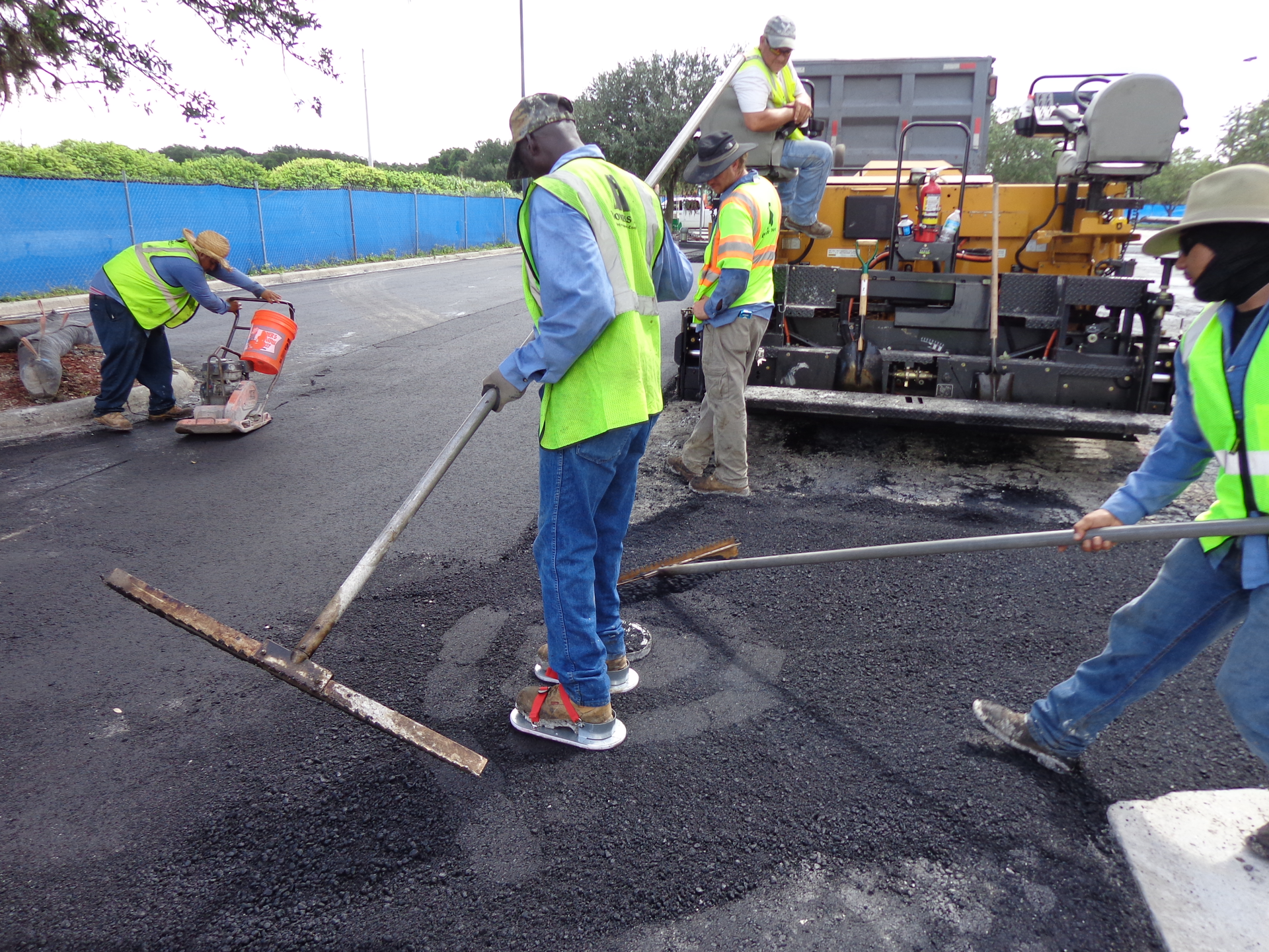 Luting behnd paver