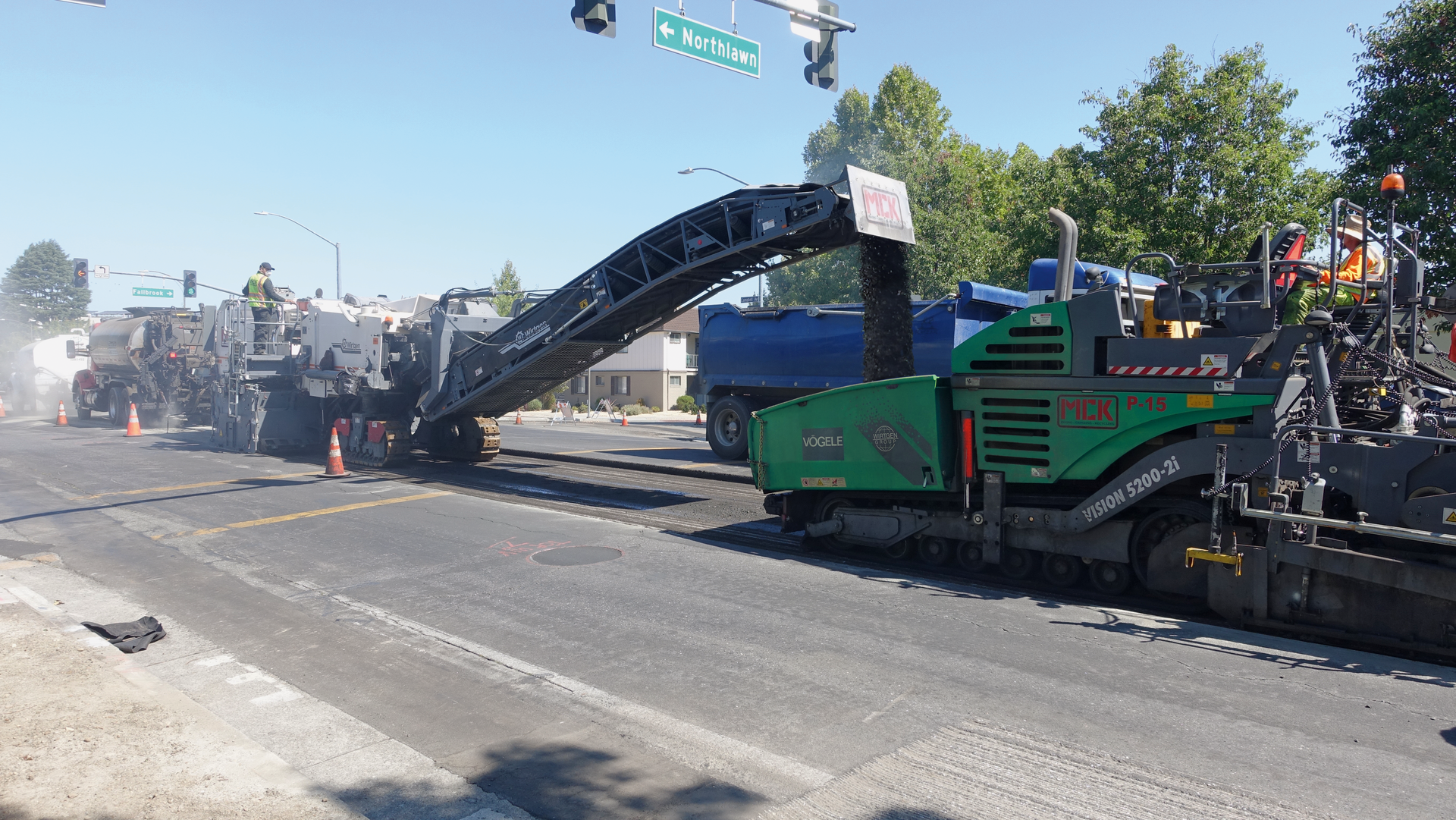 The milling and mixing rotor of the Wirtgen 3800 CR granulates the damaged asphalt layers to a depth of 18 cm. At the same time, cement is mixed in and water and bitumen emulsion or foamed bitumen are injected into the mixing chamber via injection bars. The final mix is transferred via the discharge conveyor directly to the material hopper of the Vögele paver which then paves true to line and level. Afterwards, Hamm asphalt rollers compact the pavement.