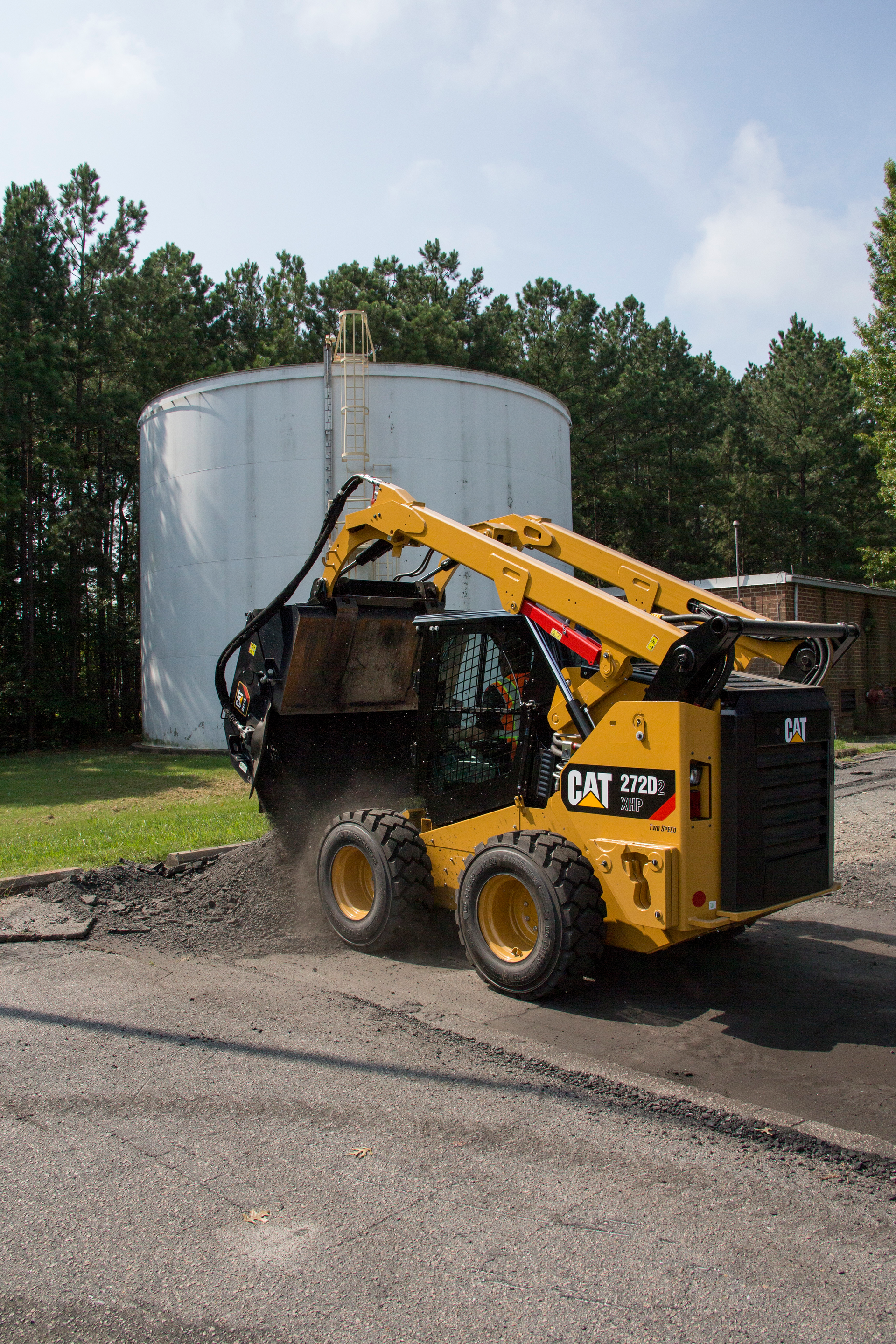 Higher hydraulic horsepower capabilities allow high-production applications such as milling pavement to be completed faster.