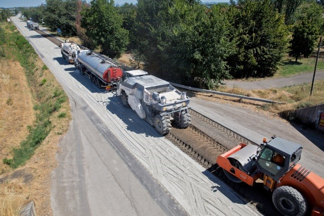 With foamed bitumen, it is possible to pave high-quality base courses cost-effectively using cold mix