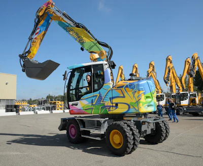 To mark the special occasion, the 75,000th excavator from Liebherr, a A 918 Compact Litronic, received a very special design by the graffiti artist MadC.
