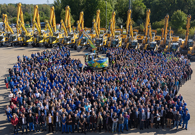 The 75,000th excavator produced at Liebherr-Hydraulikbagger GmbH was unveiled to the staff during a celebratory event in the production plant.