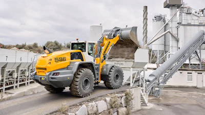 Liebherr offers its continuous tractive force regulation, which works automatically – a true asset for novice wheel loader operators.