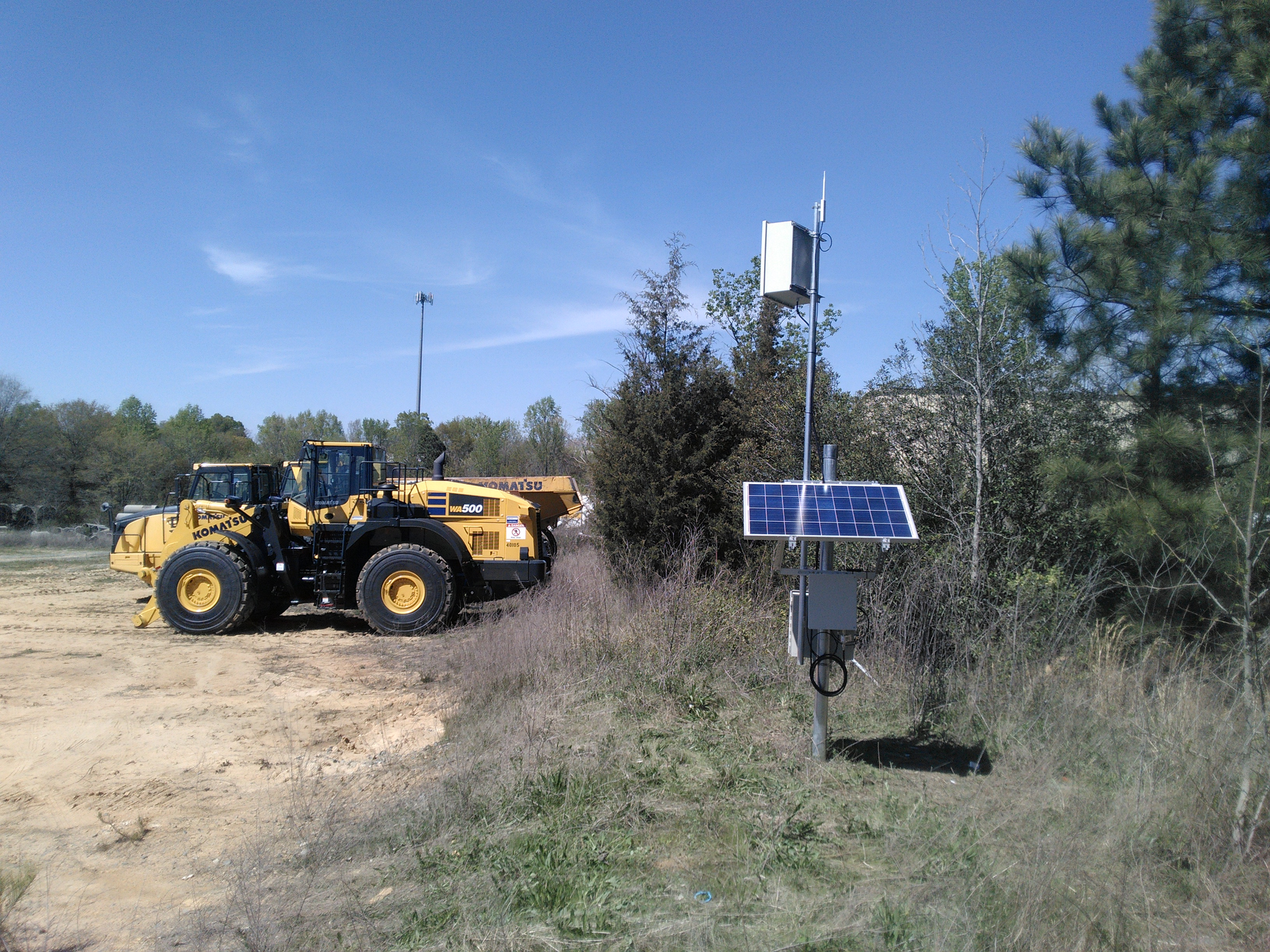 Solar-powered RFID tag readers can be installed quickly and inexpensively on sites to monitor all equipment and people carrying RFID tags.