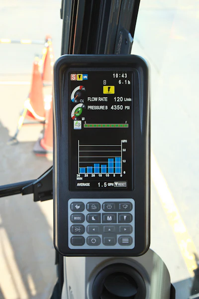 Kobelco excavators allow you to monitor your hydraulic work mode, attachment flow and pressure settings, DEF level, real-time fuel consumption, fuel efficiency and machine surroundings.